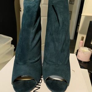 Cape Robbin size 7.5 suede peacock 4 inch heel